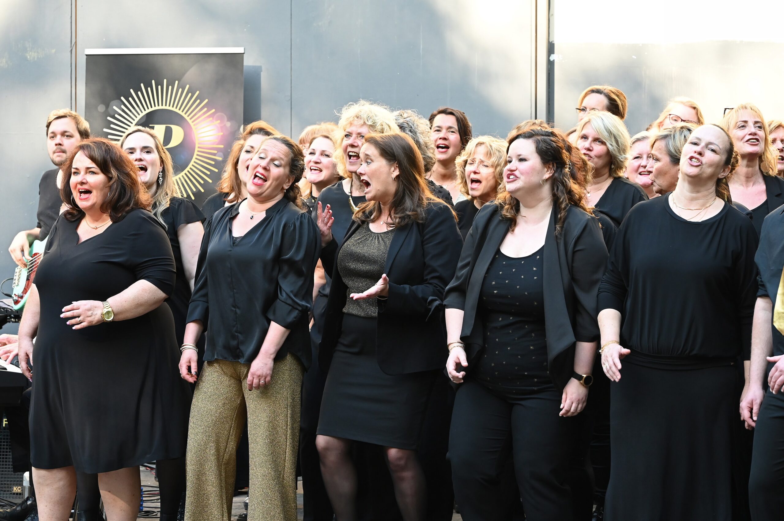 <h3><strong>Samen zingen is goed voor lichaam én geest!</strong></h3>
<p>In de afgelopen jaren hebben we veel mooi en leuke reacties van onze leden mogen ontvangen. Waar de een gewoon blij is om even uit de ‘dagelijkse sleur’ te zijn, betekende zingen in een koor voor een ander het ‘einde van alleen zijn’.</p>
<p>Daarnaast heeft het soortgelijke effecten op je lichaam en geest als meditatie. En samen oefenen (en soms naar een voorstelling toe werken) boost ook nog eens je zelfvertrouwen!</p>
