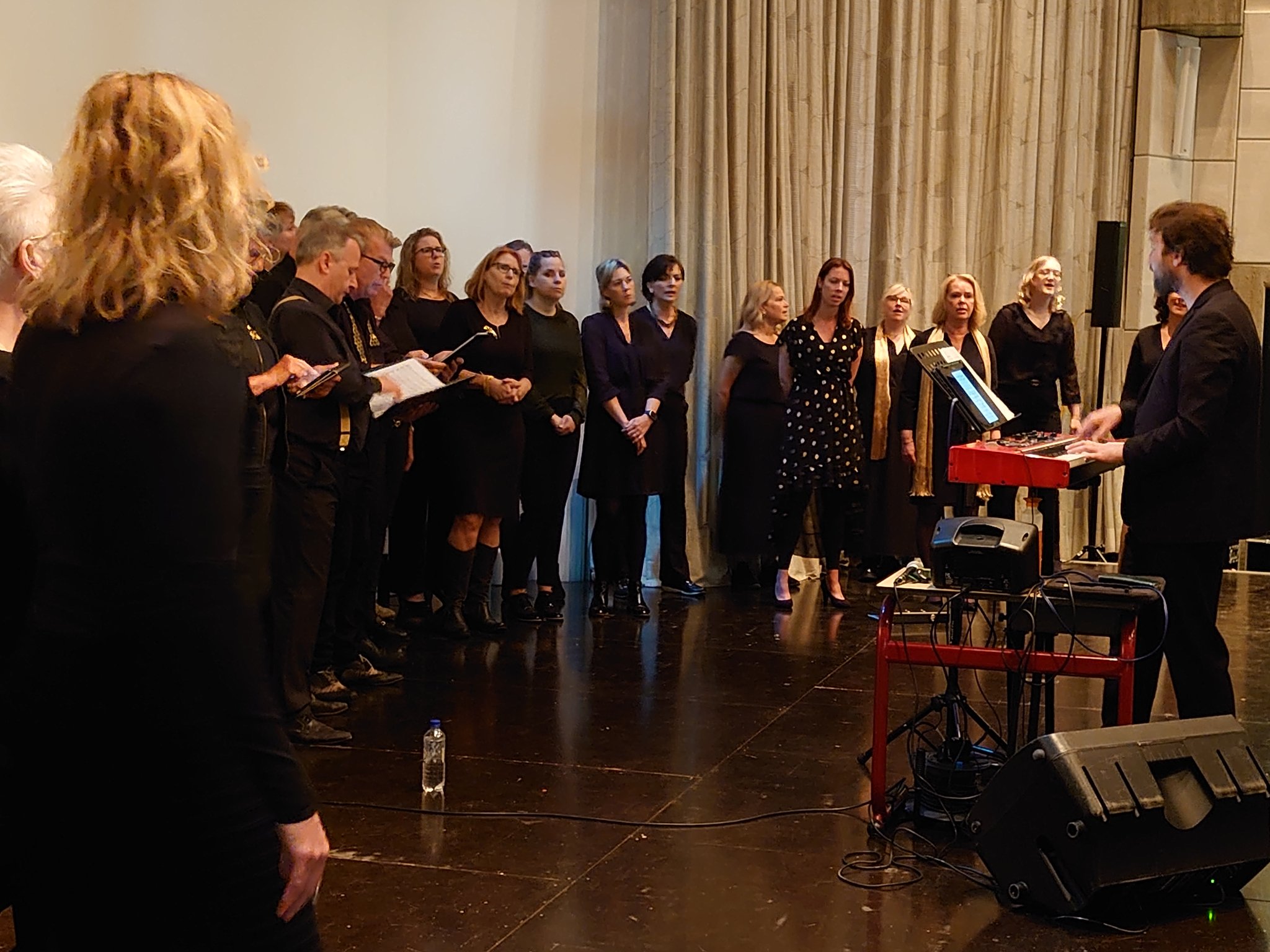 <h3><strong>Samen zingen is goed voor lichaam én geest!</strong></h3>
<p>In de afgelopen jaren hebben we veel mooi en leuke reacties van onze leden mogen ontvangen. Waar de een gewoon blij is om even uit de ‘dagelijkse sleur’ te zijn, betekende zingen in een koor voor een ander het ‘einde van alleen zijn’.</p>
<p>Daarnaast heeft het soortgelijke effecten op je lichaam en geest als meditatie. En samen oefenen (en soms naar een voorstelling toe werken) boost ook nog eens je zelfvertrouwen!</p>
