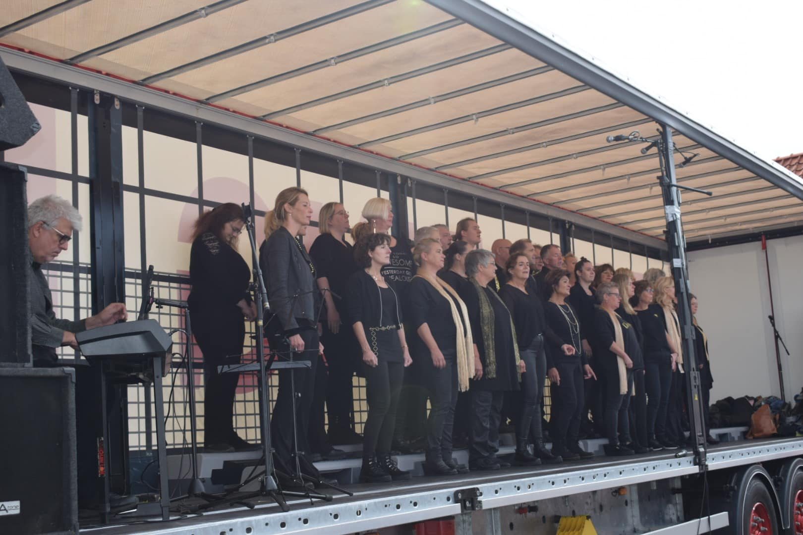 <h3><strong>Hoe werkt dat, zingen bij Popkoor Prestige?</strong></h3>
<p>Leuk dat je interesse hebt, we zien je graag! We organiseren regelmatig proeflessen, waarin je 2 avonden (voor de prijs van 1) gezellig mee komt doen en kan proeven van de sfeer.</p>
<p>Je meld je aan via de knop hieronder. Na betaling (€8,50) krijg je toegang voor de ledenpagina, hier vind je ook de gegevens van de dirigent die jou gaat begeleiden tijdens het zingen.</p>
<p>Mocht je vragen hebben, of het nog een beetje spannend vinden (wat we kunnen begrijpen!), neem dan contact op met de dirigent. Hij/zij zal ervoor zorgen dat je twee ontspannen en gezellige avonden zal beleven.</p>
