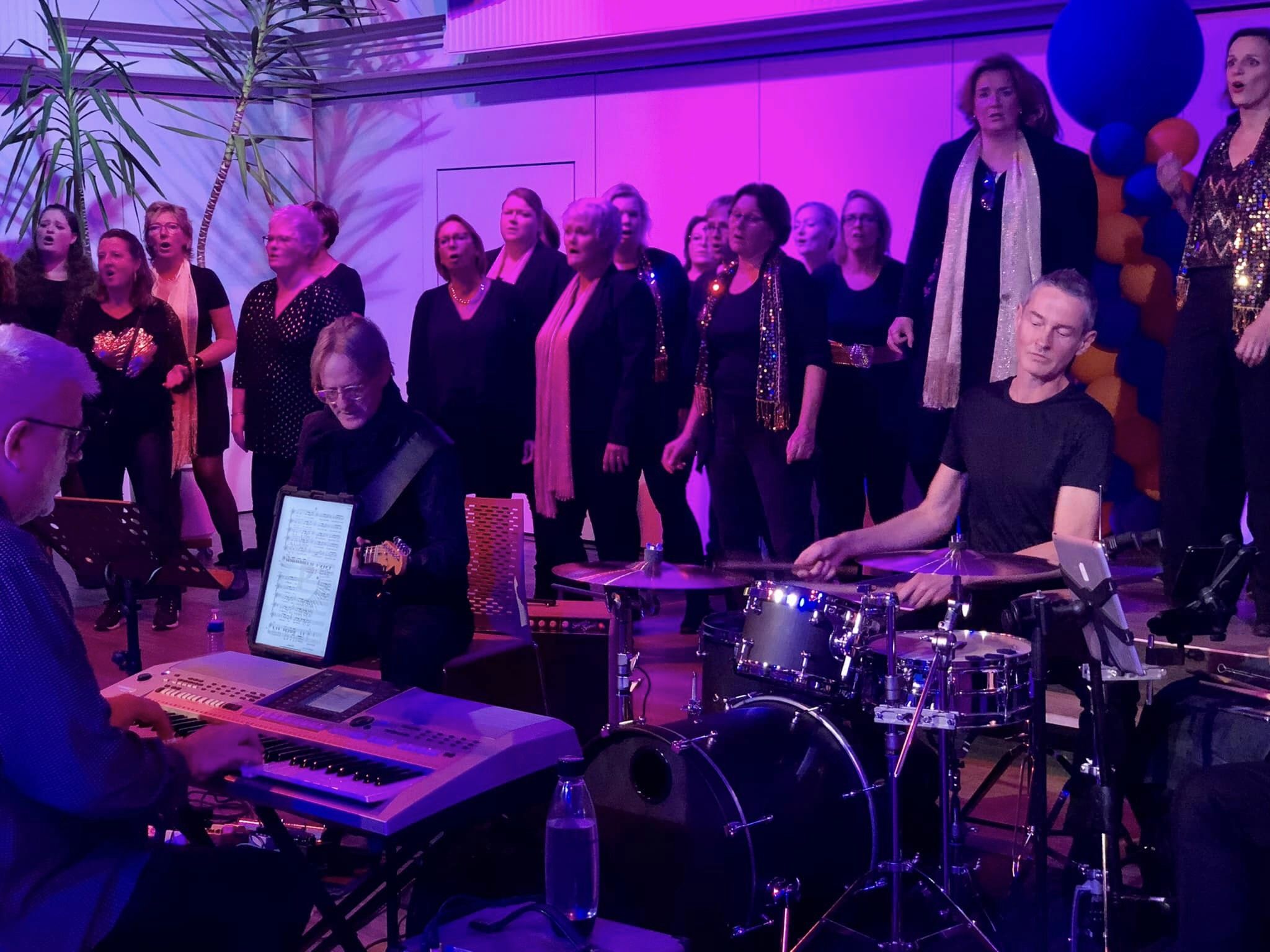 <h3><strong>Hoe werkt dat, zingen bij Popkoor Prestige?</strong></h3>
<p>Leuk dat je interesse hebt, we zien je graag! We organiseren regelmatig proeflessen, waarin je 2 avonden (voor de prijs van 1) gezellig mee komt doen en kan proeven van de sfeer.</p>
<p>Je meld je aan via de knop hieronder. Na betaling (€8,50) krijg je toegang voor de ledenpagina, hier vind je ook de gegevens van de dirigent die jou gaat begeleiden tijdens het zingen.</p>
<p>Mocht je vragen hebben, of het nog een beetje spannend vinden (wat we kunnen begrijpen!), neem dan contact op met de dirigent. Hij/zij zal ervoor zorgen dat je twee ontspannen en gezellige avonden zal beleven.</p>
