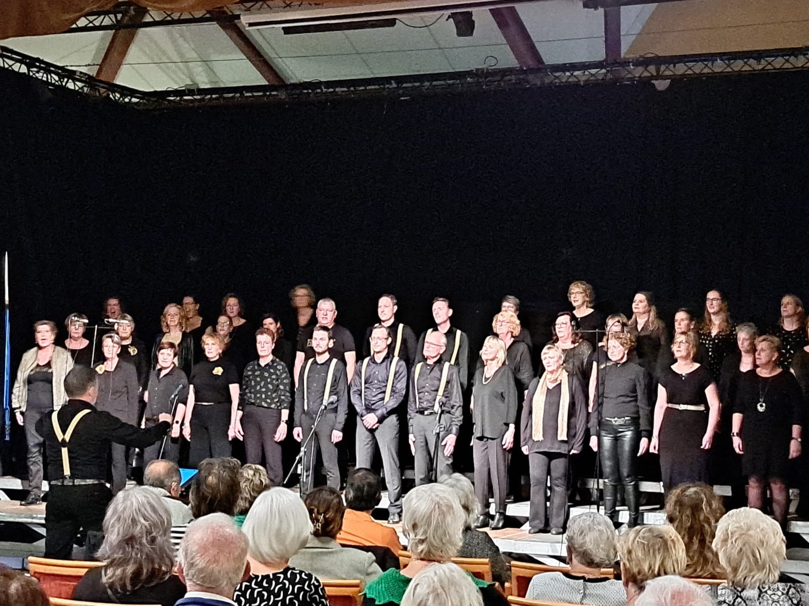 <h3>Samen zingen zorgt voor een gevoel van verbinding en teamwork</h3>
<p>Samen zingen doen wij mensen veel te weinig. Misschien eens op een verjaardag, of met de feestdagen, maar daar blijft het dan wel bij. En dat terwijl samen zingen zo ongelooflijk veel voordelen heeft!</p>
<p>Het zorgt namelijk voor een gevoel van verbinding, teamwork en saamhorigheid; en dat zelfs zonder een gesprek te hoeven voeren. En het enige instrument dat je nodig hebt is helemaal gratis; namelijk je eigen lichaam!</p>
