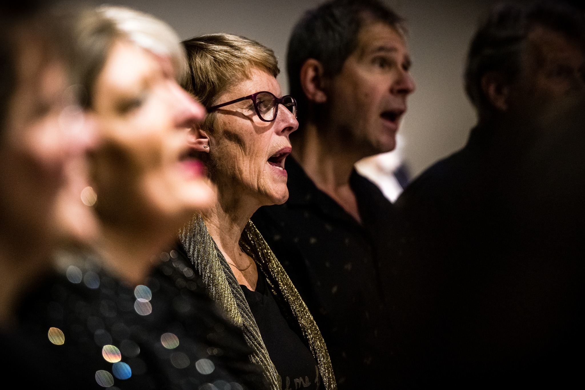 <h3><strong>Hoe werkt dat, zingen bij Popkoor Prestige?</strong></h3>
<p>Leuk dat je interesse hebt, we zien je graag! We organiseren regelmatig proeflessen, waarin je 2 avonden (voor de prijs van 1) gezellig mee komt doen en kan proeven van de sfeer.</p>
<p>Je meld je aan via de knop hieronder. Na betaling (€8,50) krijg je toegang voor de ledenpagina, hier vind je ook de gegevens van de dirigent die jou gaat begeleiden tijdens het zingen.</p>
<p>Mocht je vragen hebben, of het nog een beetje spannend vinden (wat we kunnen begrijpen!), neem dan contact op met de dirigent. Hij/zij zal ervoor zorgen dat je twee ontspannen en gezellige avonden zal beleven.</p>
