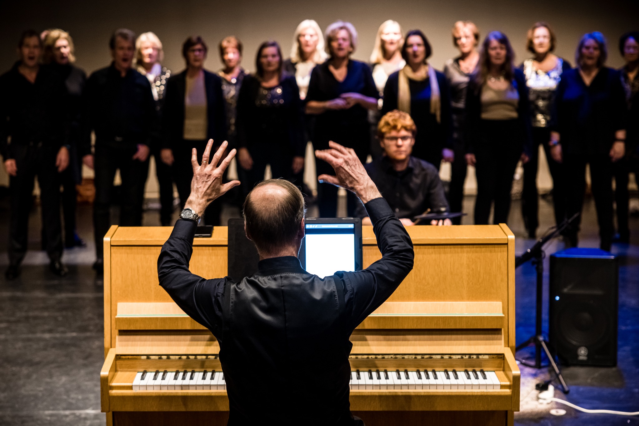 <h3>Samen zingen zorgt voor een gevoel van verbinding en teamwork</h3>
<p>Samen zingen doen wij mensen veel te weinig. Misschien eens op een verjaardag, of met de feestdagen, maar daar blijft het dan wel bij. En dat terwijl samen zingen zo ongelooflijk veel voordelen heeft!</p>
<p>Het zorgt namelijk voor een gevoel van verbinding, teamwork en saamhorigheid; en dat zelfs zonder een gesprek te hoeven voeren. En het enige instrument dat je nodig hebt is helemaal gratis; namelijk je eigen lichaam!</p>

