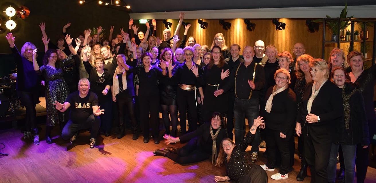 <h3>Samen zingen zorgt voor een gevoel van verbinding en teamwork</h3>
<p>Samen zingen doen wij mensen veel te weinig. Misschien eens op een verjaardag, of met de feestdagen, maar daar blijft het dan wel bij. En dat terwijl samen zingen zo ongelooflijk veel voordelen heeft!</p>
<p>Het zorgt namelijk voor een gevoel van verbinding, teamwork en saamhorigheid; en dat zelfs zonder een gesprek te hoeven voeren. En het enige instrument dat je nodig hebt is helemaal gratis; namelijk je eigen lichaam!</p>
