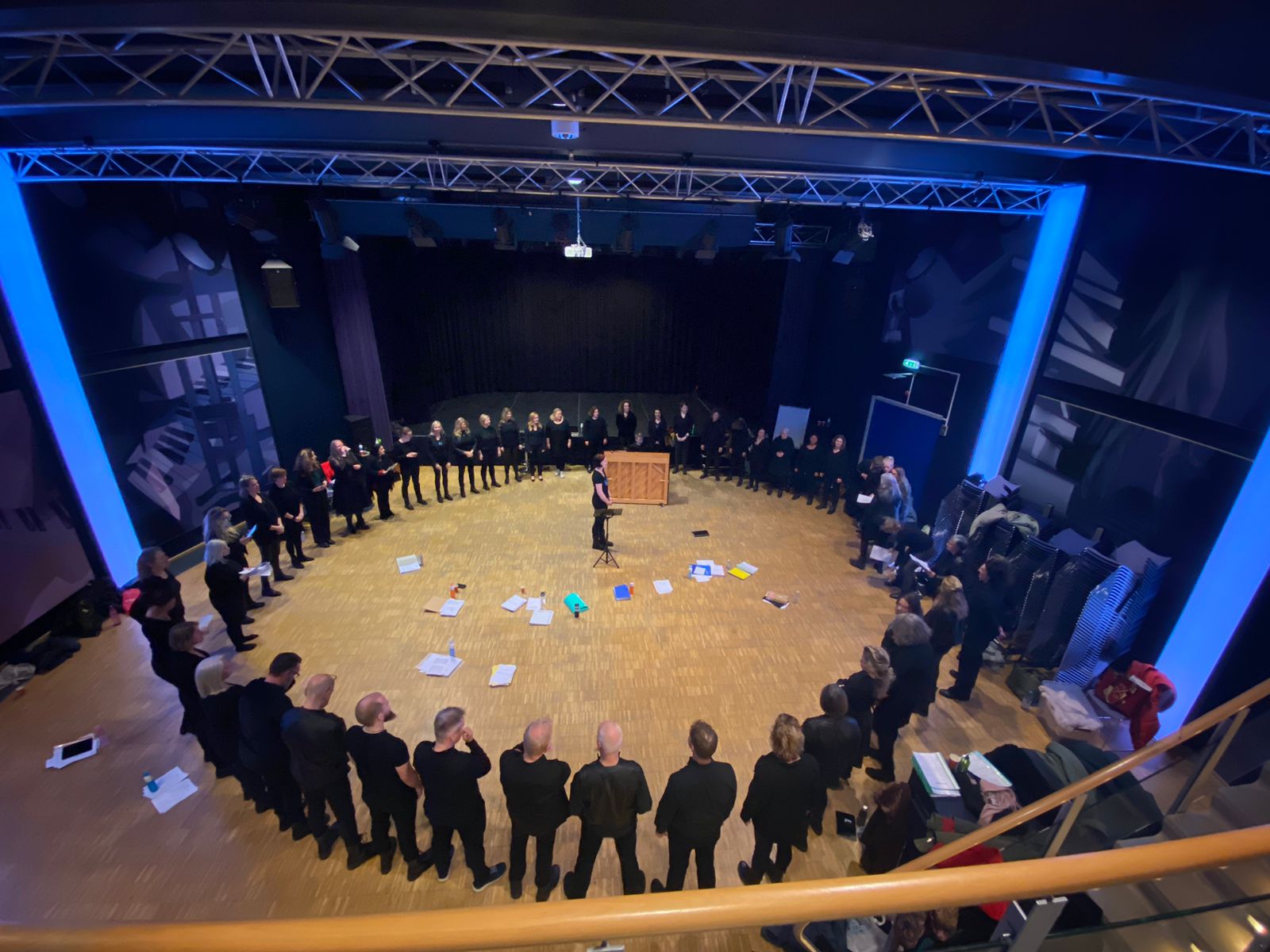 <h3><strong>Samen zingen is goed voor lichaam én geest!</strong></h3>
<p>In de afgelopen jaren hebben we veel mooi en leuke reacties van onze leden mogen ontvangen. Waar de een gewoon blij is om even uit de ‘dagelijkse sleur’ te zijn, betekende zingen in een koor voor een ander het ‘einde van alleen zijn’.</p>
<p>Daarnaast heeft het soortgelijke effecten op je lichaam en geest als meditatie. En samen oefenen (en soms naar een voorstelling toe werken) boost ook nog eens je zelfvertrouwen!</p>
