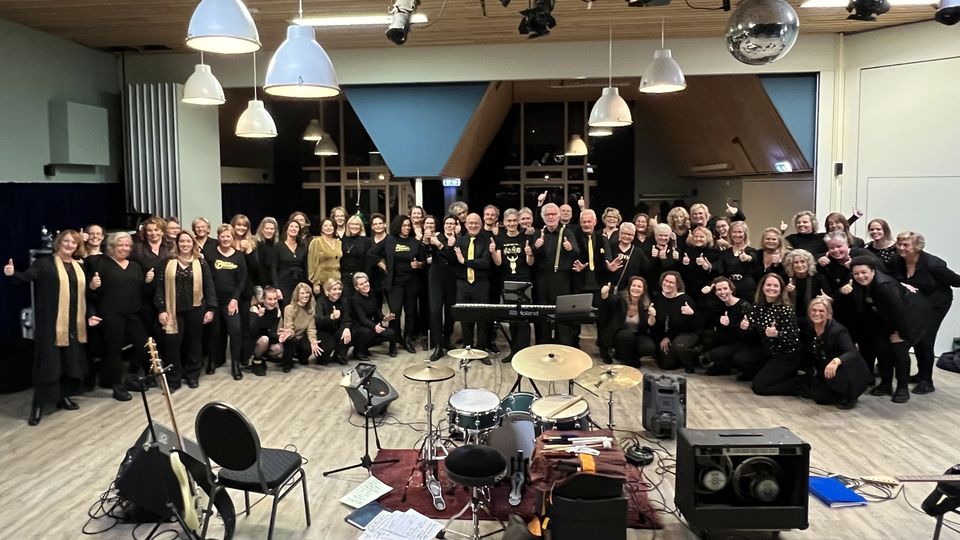 <h3><strong>Hoe werkt dat, zingen bij Popkoor Prestige?</strong></h3>
<p>Leuk dat je interesse hebt, we zien je graag! We organiseren regelmatig proeflessen, waarin je 2 avonden (voor de prijs van 1) gezellig mee komt doen en kan proeven van de sfeer.</p>
<p>Je meld je aan via de knop hieronder. Na betaling (€8,50) krijg je toegang voor de ledenpagina, hier vind je ook de gegevens van de dirigent die jou gaat begeleiden tijdens het zingen.</p>
<p>Mocht je vragen hebben, of het nog een beetje spannend vinden (wat we kunnen begrijpen!), neem dan contact op met de dirigent. Hij/zij zal ervoor zorgen dat je twee ontspannen en gezellige avonden zal beleven.</p>
