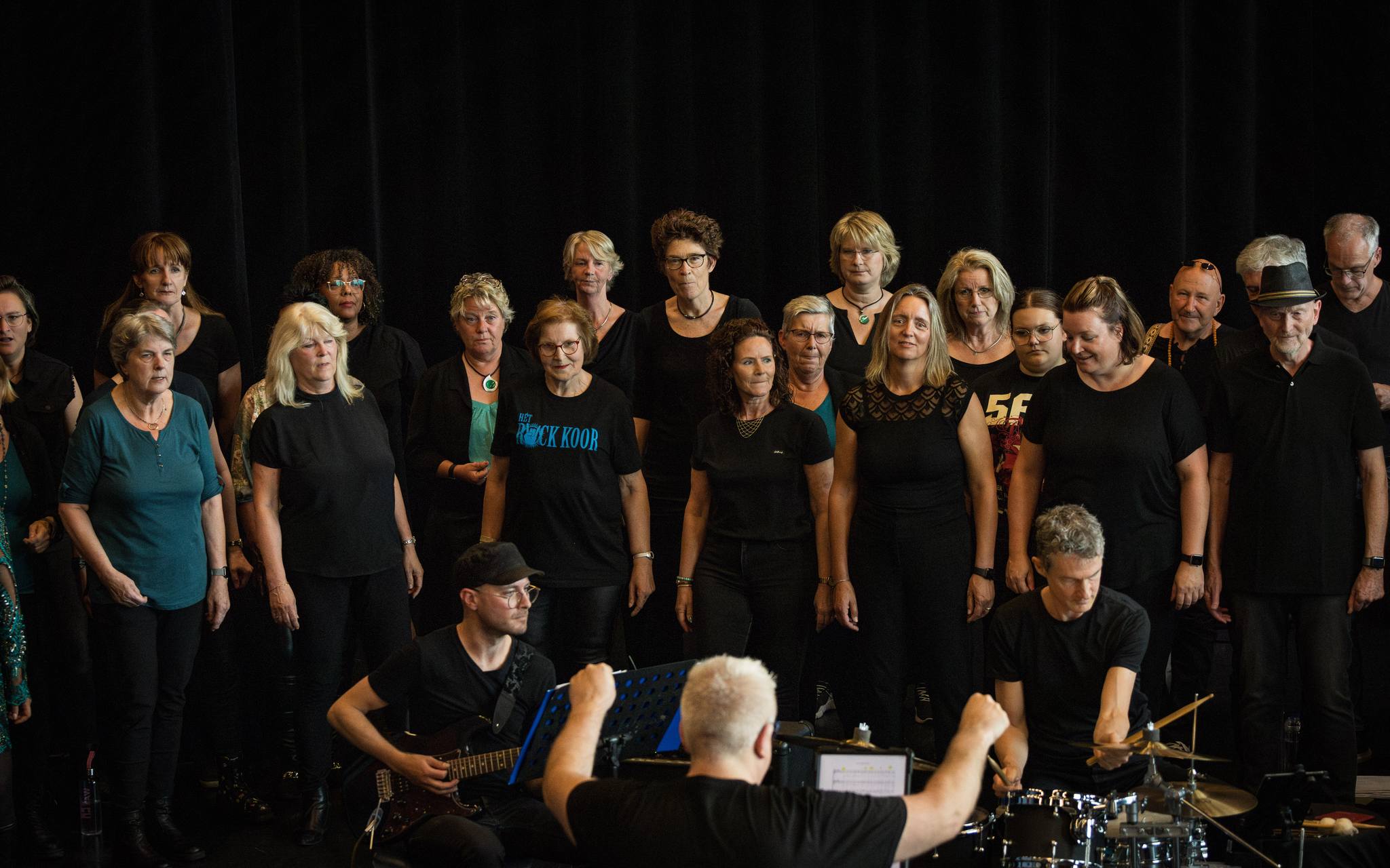 <h3><strong>Hoe werkt dat, zingen bij Hét ROCKkoor?</strong></h3>
<p>Leuk dat je interesse hebt, we zien je graag! We organiseren regelmatig proeflessen, waarin je 2 avonden (voor de prijs van 1) gezellig mee komt doen en kan proeven van de sfeer.</p>
<p>Je meld je aan via de knop hieronder. Na betaling (€8,50) krijg je toegang voor de ledenpagina, hier vind je ook de gegevens van de dirigent die jou gaat begeleiden tijdens het zingen.</p>
<p>Mocht je vragen hebben, of het nog een beetje spannend vinden (wat we kunnen begrijpen!), neem dan contact op met de dirigent. Hij/zij zal ervoor zorgen dat je twee ontspannen en gezellige avonden zal beleven.</p>
