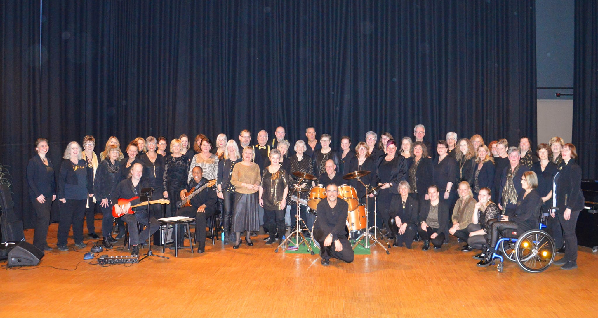 <h3><strong>Samen zingen is goed voor lichaam én geest!</strong></h3>
<p>In de afgelopen jaren hebben we veel mooi en leuke reacties van onze leden mogen ontvangen. Waar de een gewoon blij is om even uit de ‘dagelijkse sleur’ te zijn, betekende zingen in een koor voor een ander het ‘einde van alleen zijn’.</p>
<p>Daarnaast heeft het soortgelijke effecten op je lichaam en geest als meditatie. En samen oefenen (en soms naar een voorstelling toe werken) boost ook nog eens je zelfvertrouwen!</p>
