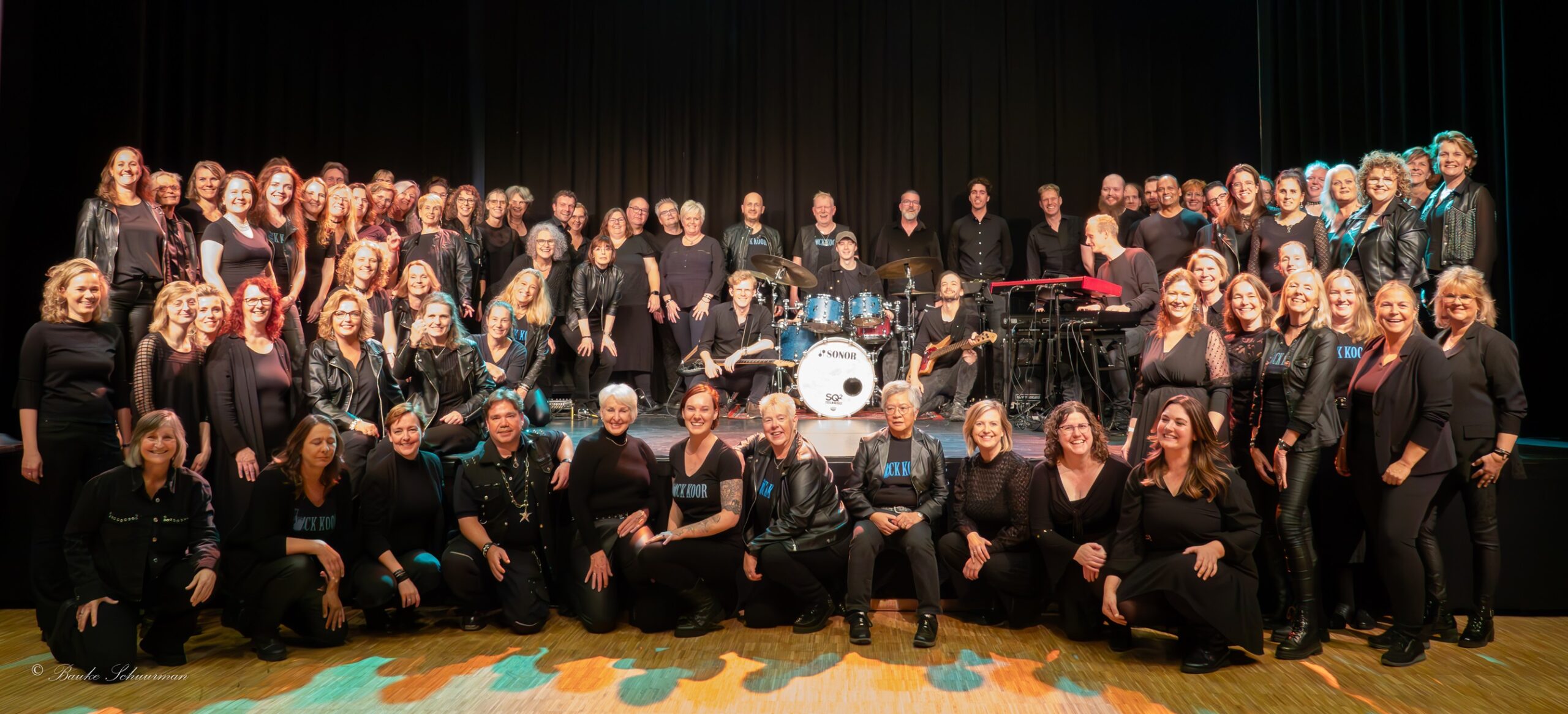 <h3><strong>Hoe werkt dat, zingen bij Hét ROCKkoor?</strong></h3>
<p>Leuk dat je interesse hebt, we zien je graag! We organiseren regelmatig proeflessen, waarin je 2 avonden (voor de prijs van 1) gezellig mee komt doen en kan proeven van de sfeer.</p>
<p>Je meld je aan via de knop hieronder. Na betaling (€8,50) krijg je toegang voor de ledenpagina, hier vind je ook de gegevens van de dirigent die jou gaat begeleiden tijdens het zingen.</p>
<p>Mocht je vragen hebben, of het nog een beetje spannend vinden (wat we kunnen begrijpen!), neem dan contact op met de dirigent. Hij/zij zal ervoor zorgen dat je twee ontspannen en gezellige avonden zal beleven.</p>
