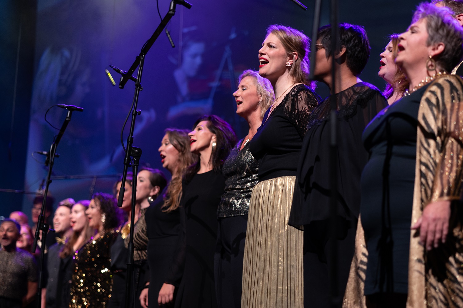 <h3>Samen zingen zorgt voor een gevoel van verbinding en teamwork</h3>
<p>Samen zingen doen wij mensen veel te weinig. Misschien eens op een verjaardag, of met de feestdagen, maar daar blijft het dan wel bij. En dat terwijl samen zingen zo ongelooflijk veel voordelen heeft!</p>
<p>Het zorgt namelijk voor een gevoel van verbinding, teamwork en saamhorigheid; en dat zelfs zonder een gesprek te hoeven voeren. En het enige instrument dat je nodig hebt is helemaal gratis; namelijk je eigen lichaam!</p>