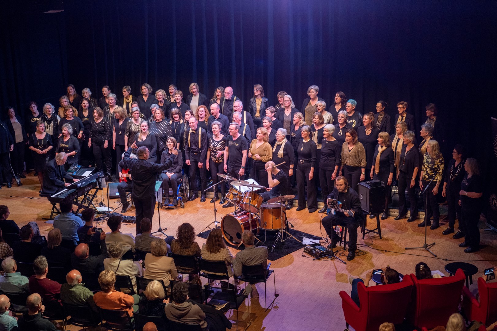 <h3>Samen zingen zorgt voor een gevoel van verbinding en teamwork</h3>
<p>Samen zingen doen wij mensen veel te weinig. Misschien eens op een verjaardag, of met de feestdagen, maar daar blijft het dan wel bij. En dat terwijl samen zingen zo ongelooflijk veel voordelen heeft!</p>
<p>Het zorgt namelijk voor een gevoel van verbinding, teamwork en saamhorigheid; en dat zelfs zonder een gesprek te hoeven voeren. En het enige instrument dat je nodig hebt is helemaal gratis; namelijk je eigen lichaam!</p>
