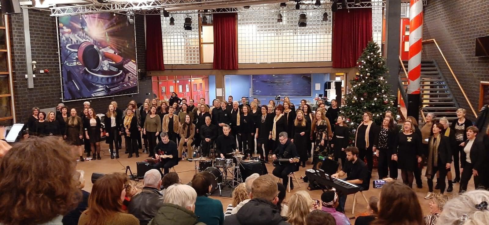 <h3><strong>Hoe werkt dat, zingen bij Popkoor Prestige?</strong></h3>
<p>Leuk dat je interesse hebt, we zien je graag! We organiseren regelmatig proeflessen, waarin je 2 avonden (voor de prijs van 1) gezellig mee komt doen en kan proeven van de sfeer.</p>
<p>Je meld je aan via de knop hieronder. Na betaling (€8,50) krijg je toegang voor de ledenpagina, hier vind je ook de gegevens van de dirigent die jou gaat begeleiden tijdens het zingen.</p>
<p>Mocht je vragen hebben, of het nog een beetje spannend vinden (wat we kunnen begrijpen!), neem dan contact op met de dirigent. Hij/zij zal ervoor zorgen dat je twee ontspannen en gezellige avonden zal beleven.</p>
