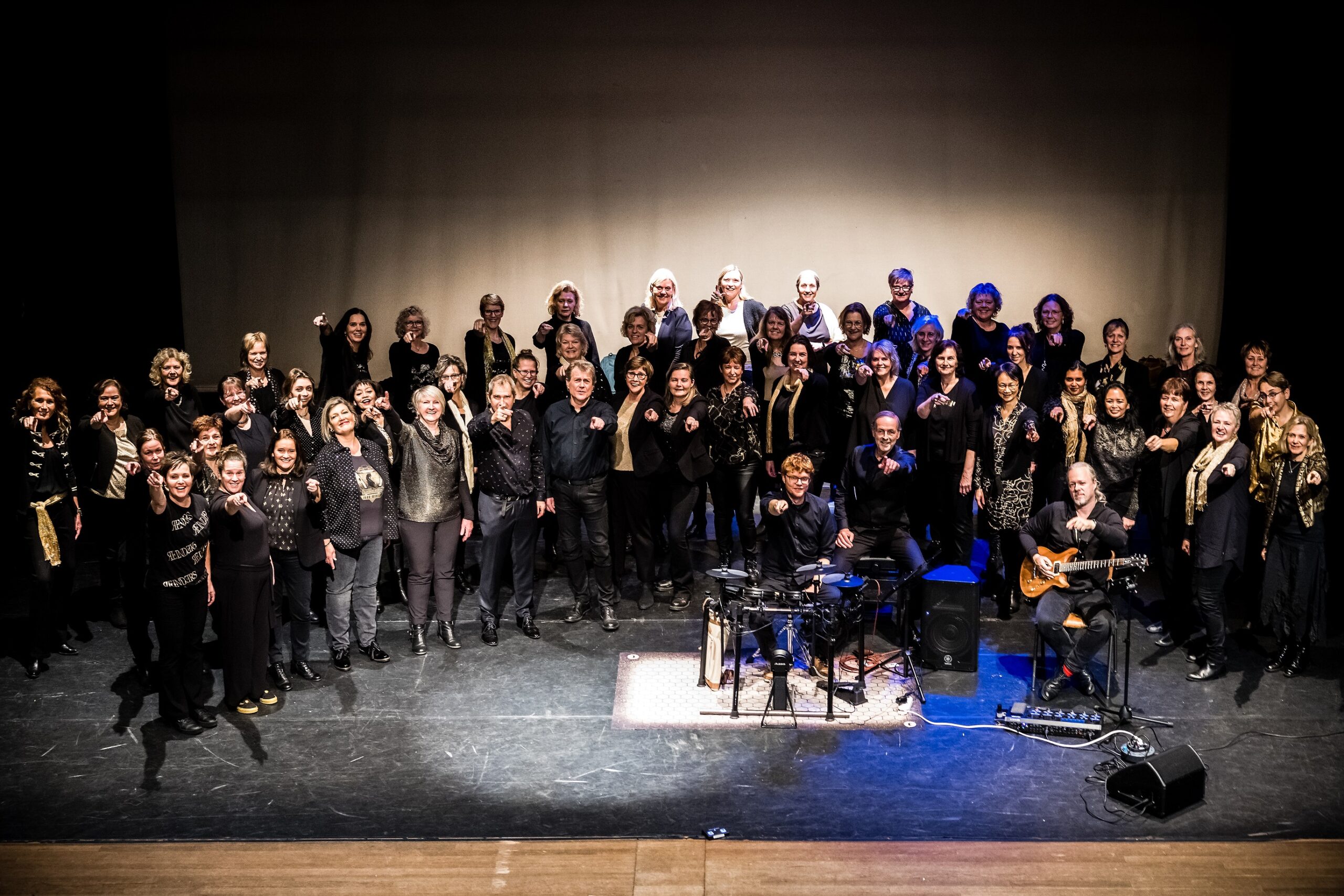 <h3><strong>Samen zingen is goed voor lichaam én geest!</strong></h3>
<p>In de afgelopen jaren hebben we veel mooi en leuke reacties van onze leden mogen ontvangen. Waar de een gewoon blij is om even uit de ‘dagelijkse sleur’ te zijn, betekende zingen in een koor voor een ander het ‘einde van alleen zijn’.</p>
<p>Daarnaast heeft het soortgelijke effecten op je lichaam en geest als meditatie. En samen oefenen (en soms naar een voorstelling toe werken) boost ook nog eens je zelfvertrouwen!</p>
