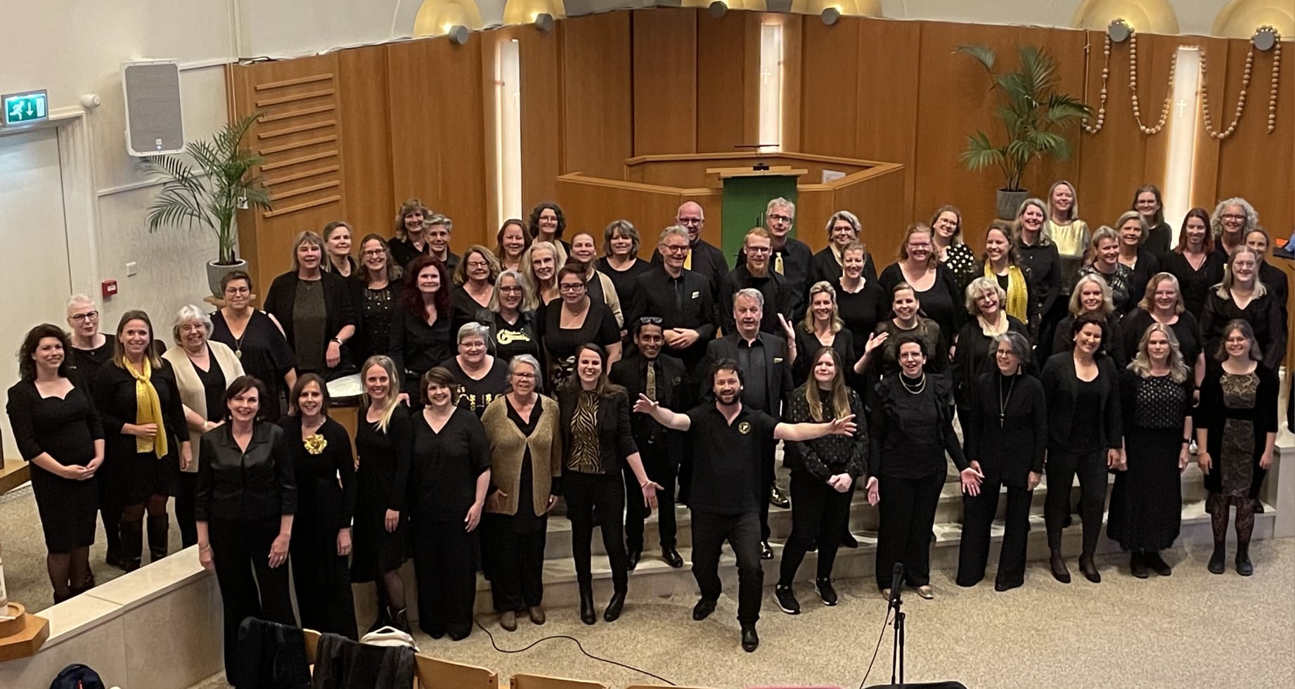 <h3>Samen zingen zorgt voor een gevoel van verbinding en teamwork</h3>
<p>Samen zingen doen wij mensen veel te weinig. Misschien eens op een verjaardag, of met de feestdagen, maar daar blijft het dan wel bij. En dat terwijl samen zingen zo ongelooflijk veel voordelen heeft!</p>
<p>Het zorgt namelijk voor een gevoel van verbinding, teamwork en saamhorigheid; en dat zelfs zonder een gesprek te hoeven voeren. En het enige instrument dat je nodig hebt is helemaal gratis; namelijk je eigen lichaam!</p>
