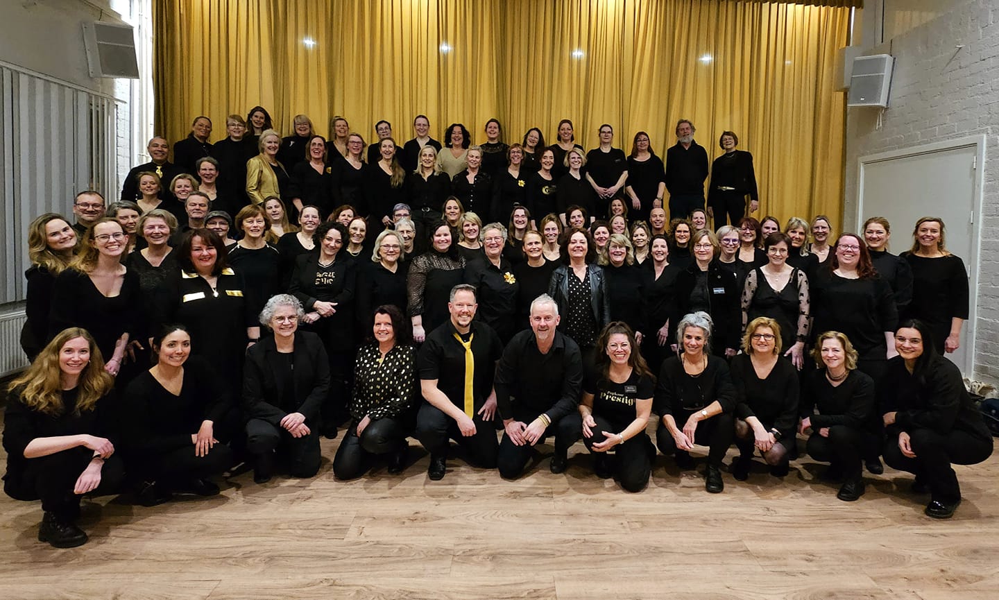 <h3><strong>Samen zingen is goed voor lichaam én geest!</strong></h3>
<p>In de afgelopen jaren hebben we veel mooi en leuke reacties van onze leden mogen ontvangen. Waar de een gewoon blij is om even uit de ‘dagelijkse sleur’ te zijn, betekende zingen in een koor voor een ander het ‘einde van alleen zijn’.</p>
<p>Daarnaast heeft het soortgelijke effecten op je lichaam en geest als meditatie. En samen oefenen (en soms naar een voorstelling toe werken) boost ook nog eens je zelfvertrouwen!</p>
