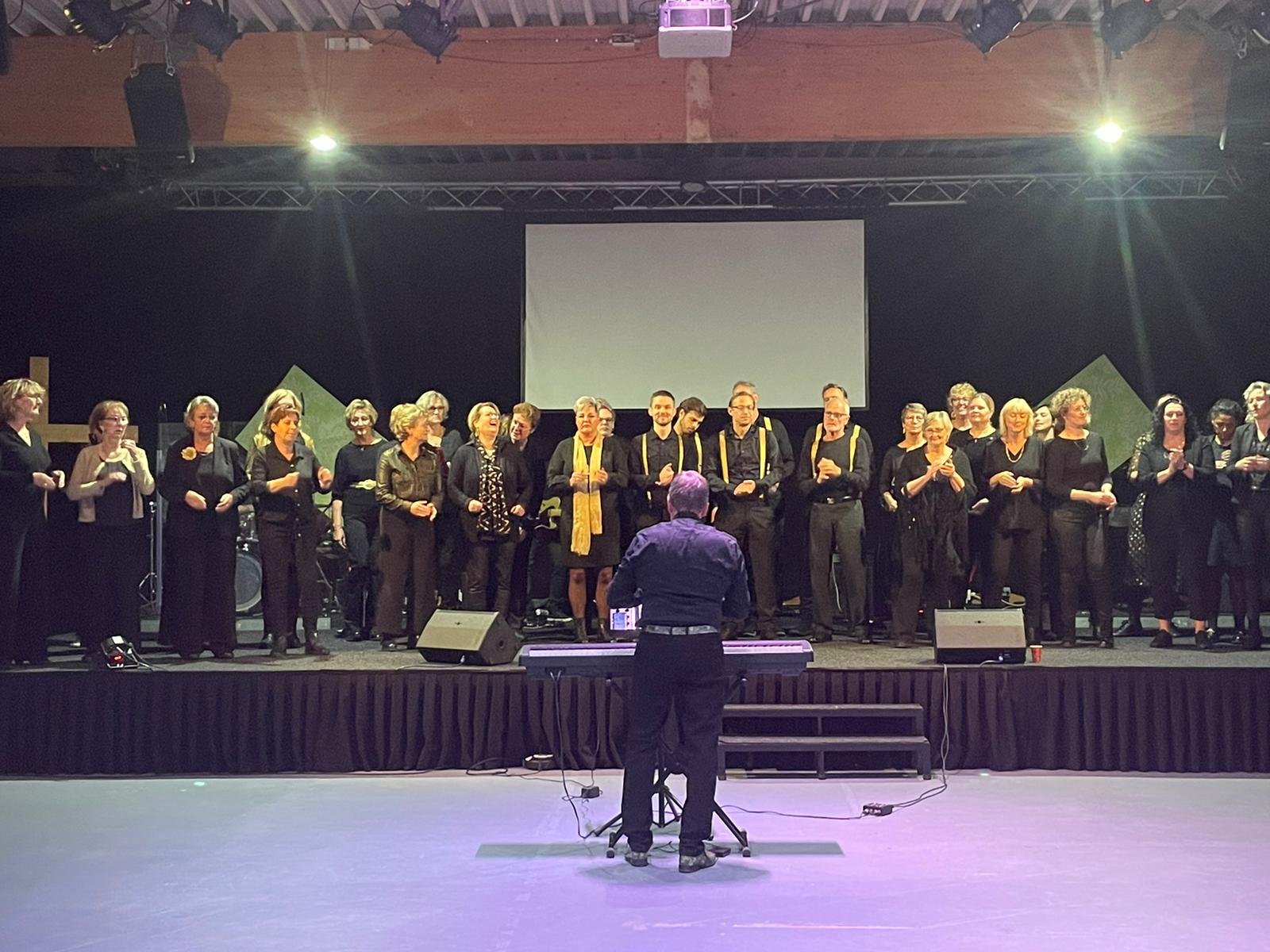 <h3><strong>Hoe werkt dat, zingen bij Popkoor Prestige?</strong></h3>
<p>Leuk dat je interesse hebt, we zien je graag! We organiseren regelmatig proeflessen, waarin je 2 avonden (voor de prijs van 1) gezellig mee komt doen en kan proeven van de sfeer.</p>
<p>Je meld je aan via de knop hieronder. Na betaling (€8,50) krijg je toegang voor de ledenpagina, hier vind je ook de gegevens van de dirigent die jou gaat begeleiden tijdens het zingen.</p>
<p>Mocht je vragen hebben, of het nog een beetje spannend vinden (wat we kunnen begrijpen!), neem dan contact op met de dirigent. Hij/zij zal ervoor zorgen dat je twee ontspannen en gezellige avonden zal beleven.</p>
