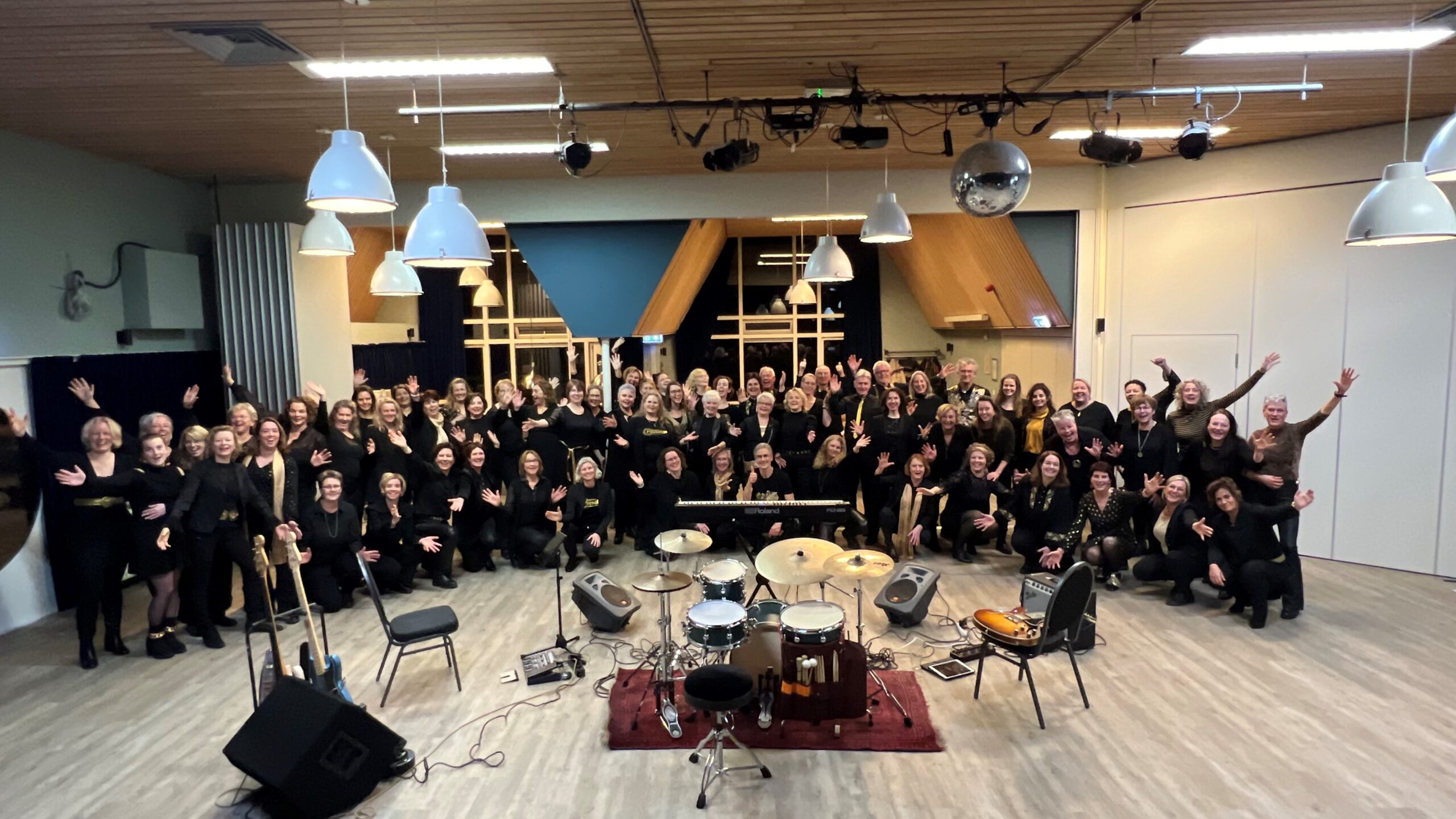 <h3><strong>Samen zingen is goed voor lichaam én geest!</strong></h3>
<p>In de afgelopen jaren hebben we veel mooi en leuke reacties van onze leden mogen ontvangen. Waar de een gewoon blij is om even uit de ‘dagelijkse sleur’ te zijn, betekende zingen in een koor voor een ander het ‘einde van alleen zijn’.</p>
<p>Daarnaast heeft het soortgelijke effecten op je lichaam en geest als meditatie. En samen oefenen (en soms naar een voorstelling toe werken) boost ook nog eens je zelfvertrouwen!</p>
